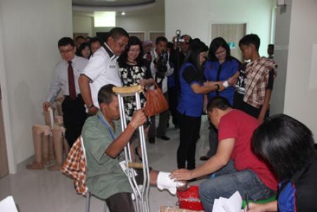 YSKI dan RS Murni Teguh Medan Bagi-bagi Kaki Palsu